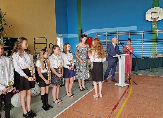 wręczanie nagród i pucharów wyróżnionym uczniom