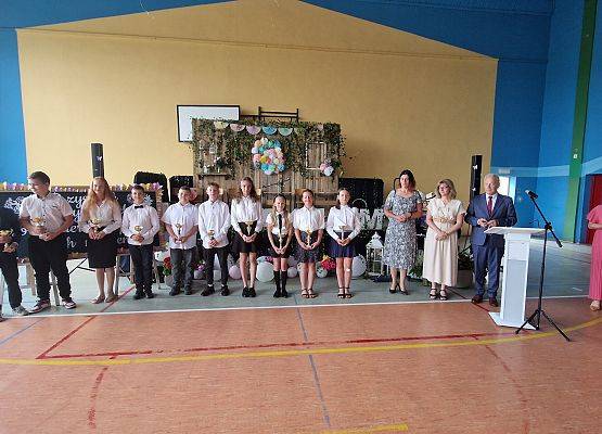 wręczanie nagród i pucharów wyróżnionym uczniom