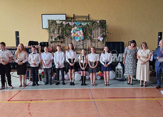 wręczanie nagród i pucharów wyróżnionym uczniom