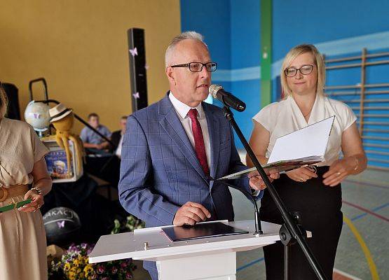 wręczanie nagród i pucharów wyróżnionym uczniom