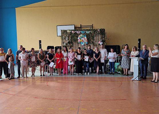 zdjęcie zbiorowe uczniów z rodzicami i dyrekcją szkoły