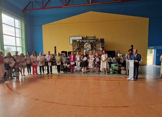 zdjęcie zbiorowe uczniów z rodzicami i dyrekcją szkoły