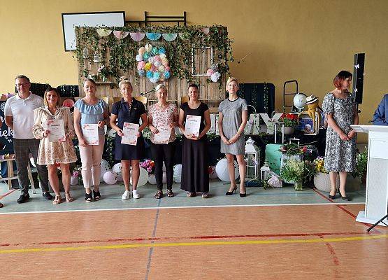 zdjęcie zbiorowe uczniów z rodzicami i dyrekcją szkoły