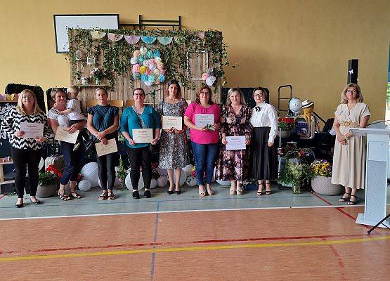 zdjęcie zbiorowe uczniów z rodzicami i dyrekcją szkoły