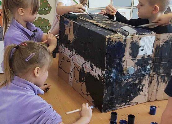 dzieci malują farbami