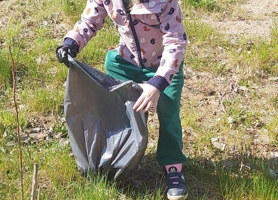 dziewczynka trzyma worek