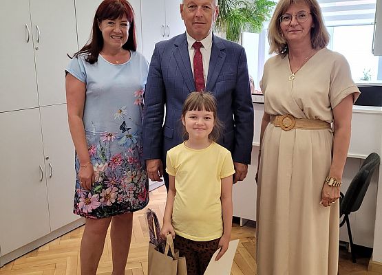 nagrodzona dziewczynka z dyrekcją mi logopedą