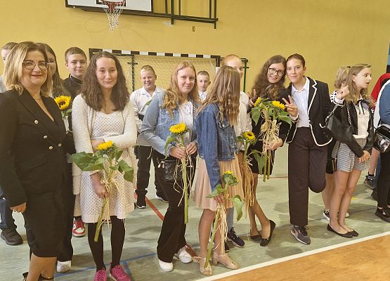 uczniowie z kwiatami