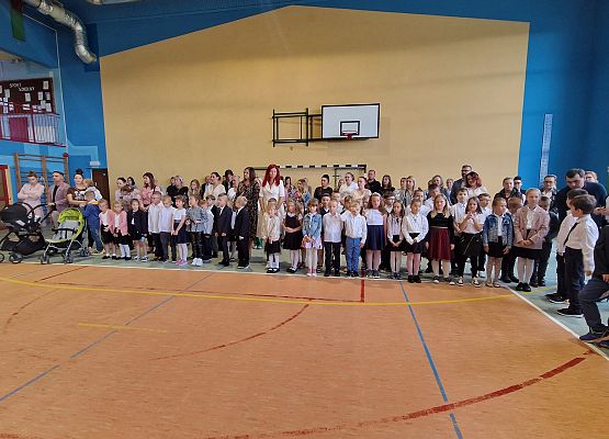 zgromadzeni uczniowie i nauczyciele