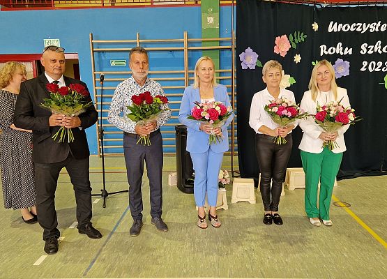 nauczyciele i pracownicy szkoły