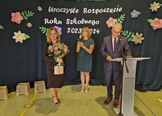 dyrektor dziękuje nauczycielce