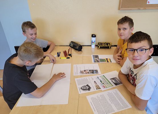 uczniowie pracują w grupie