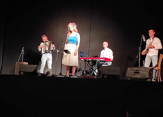 występ artystów na scenie