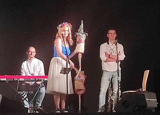 występ artystów na scenie