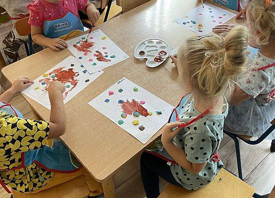 dzieci maliją farbami