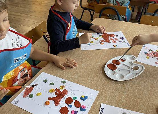 dzieci malują farbami