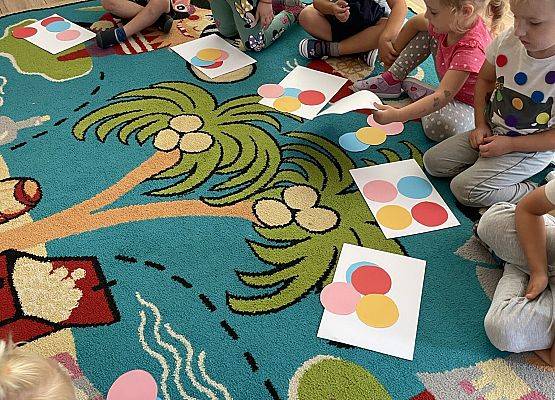 dzieci segregują kolorowe kropki