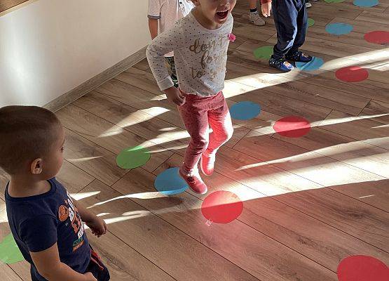 dzieci poznają grę w kropki