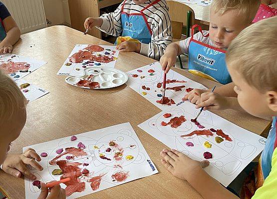 dzieci malują farbami