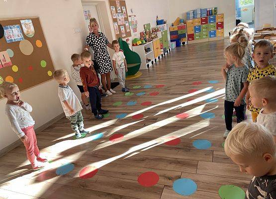 przedszkolaczki grają w grę w kropki
