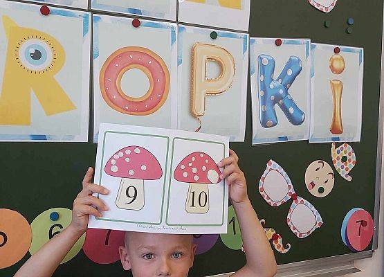 chłopiec prezentuje swoją pracę