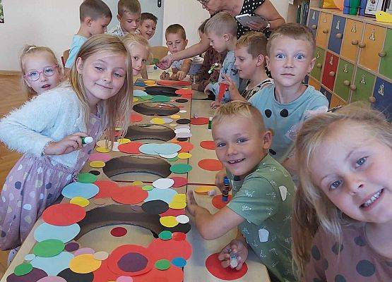 dzieci oklejają makietę