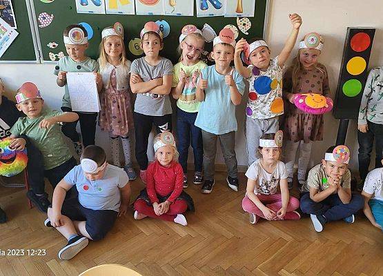 dzieci stoją w grupie i pozują do zdjęcia