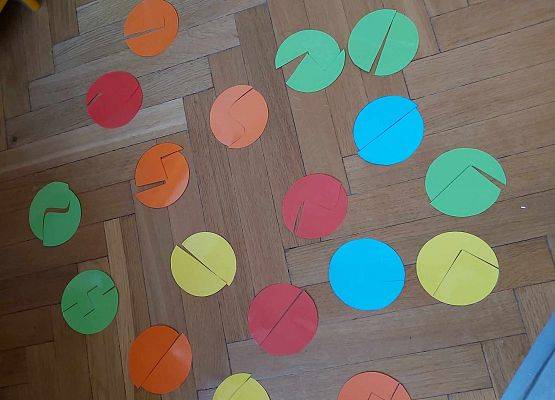 kolorowe kropki na podłode