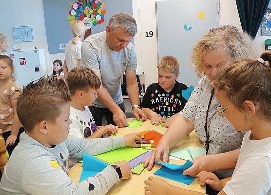 dzieci podczas warsztatów origami