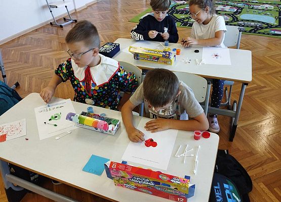 chłopcy malują kropki