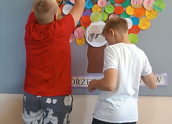 chłopiec przyczepia kropki