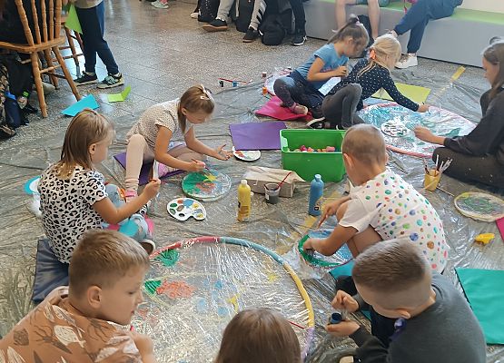 dzieci malują farbami