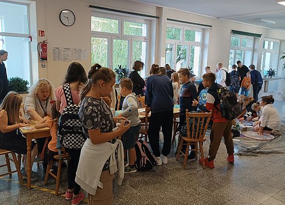 uczniowie w szkolnym holu