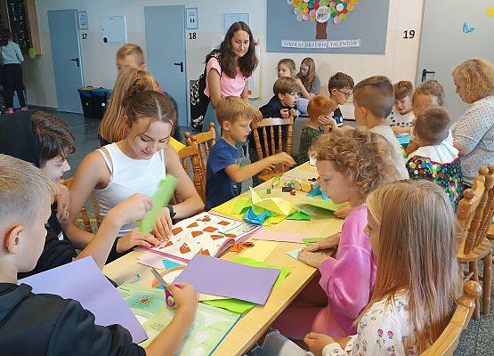 dzieci podczas warsztatów origami