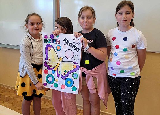 dzieci prezentują plakat