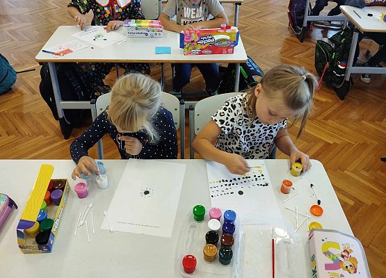 dziewczynki malują farbami