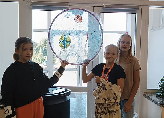 dziewczynki prezentują swoją pracę