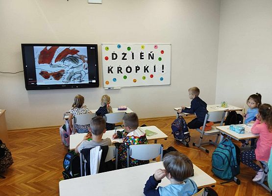 uczniowie oglądają prezentację multimedialną