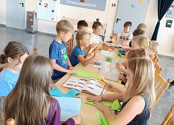 uczniowie podczas warsztatów origami