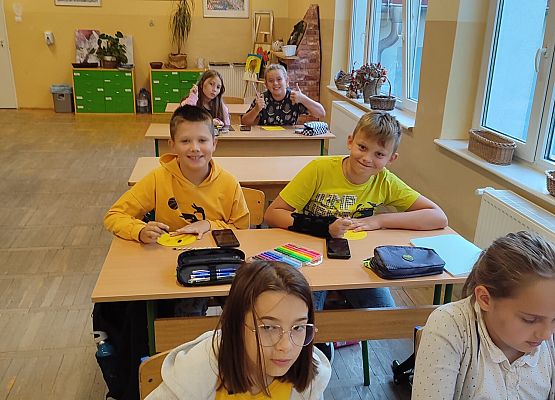 uczniowie tworzą emotikonki