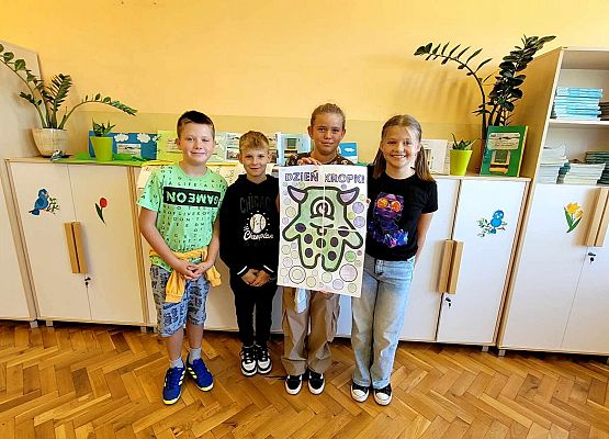 dzieci prezentują wykonany plakat