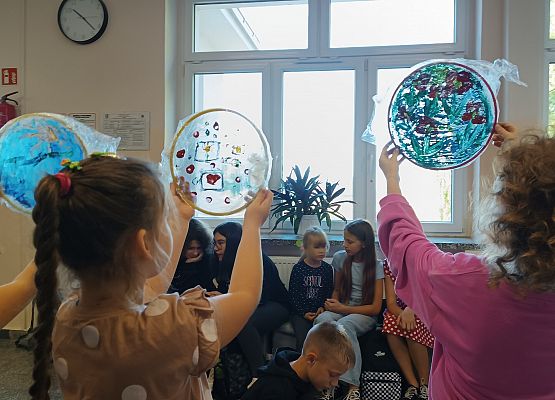 dziewczynki prezentują swoje pomalowane kropki