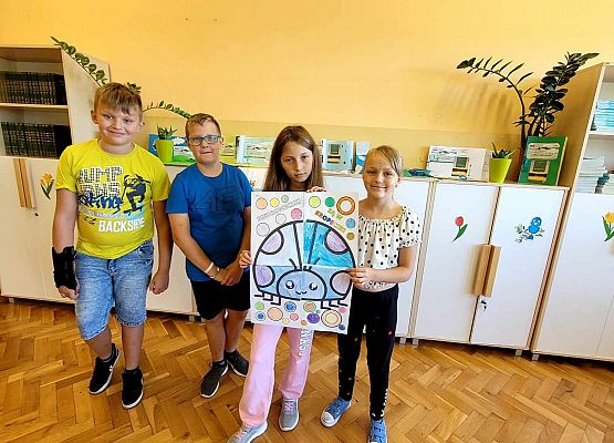 dzieci prezentują wykonany plakat