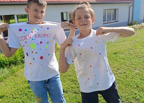 chłopcy w kolorowych koszuklach w kropki