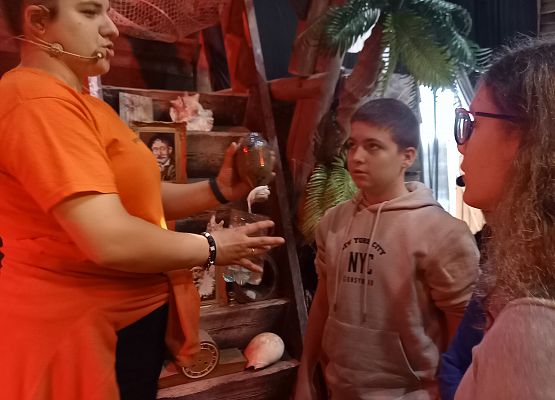 uczniowie słuchają pani prowadzącej zajęcia