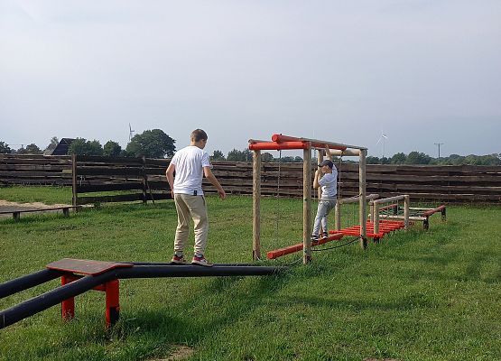 chłopcy pokonują tor przeszkód