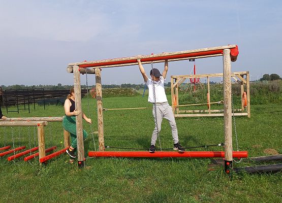 uczeń pokonuje tor przeszkód