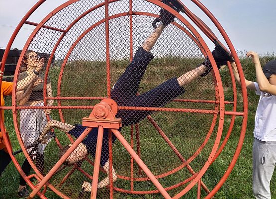 uczeń kręci się w kole