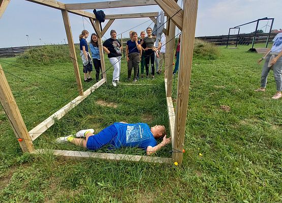 uczniowie na torze przeszkód