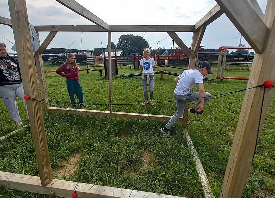 uczniowie na torze przeszkód